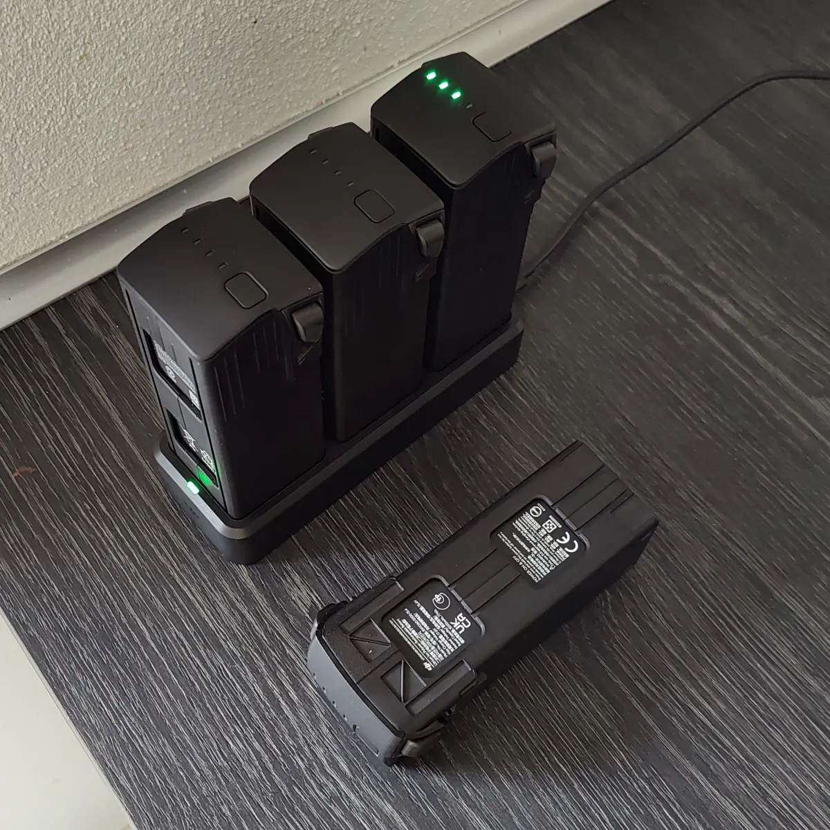 Følg hver enkelt batteris ladecyklus og modtag advarsler, når det nærmer sig slutningen af dets anbefalede levetid